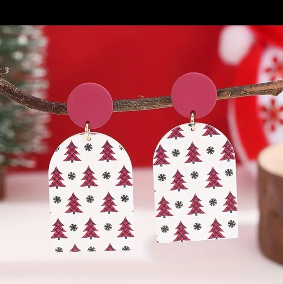 BRAND NEW ADORABLE CHRISTMAS EARRINGS - Picture 2 of 3